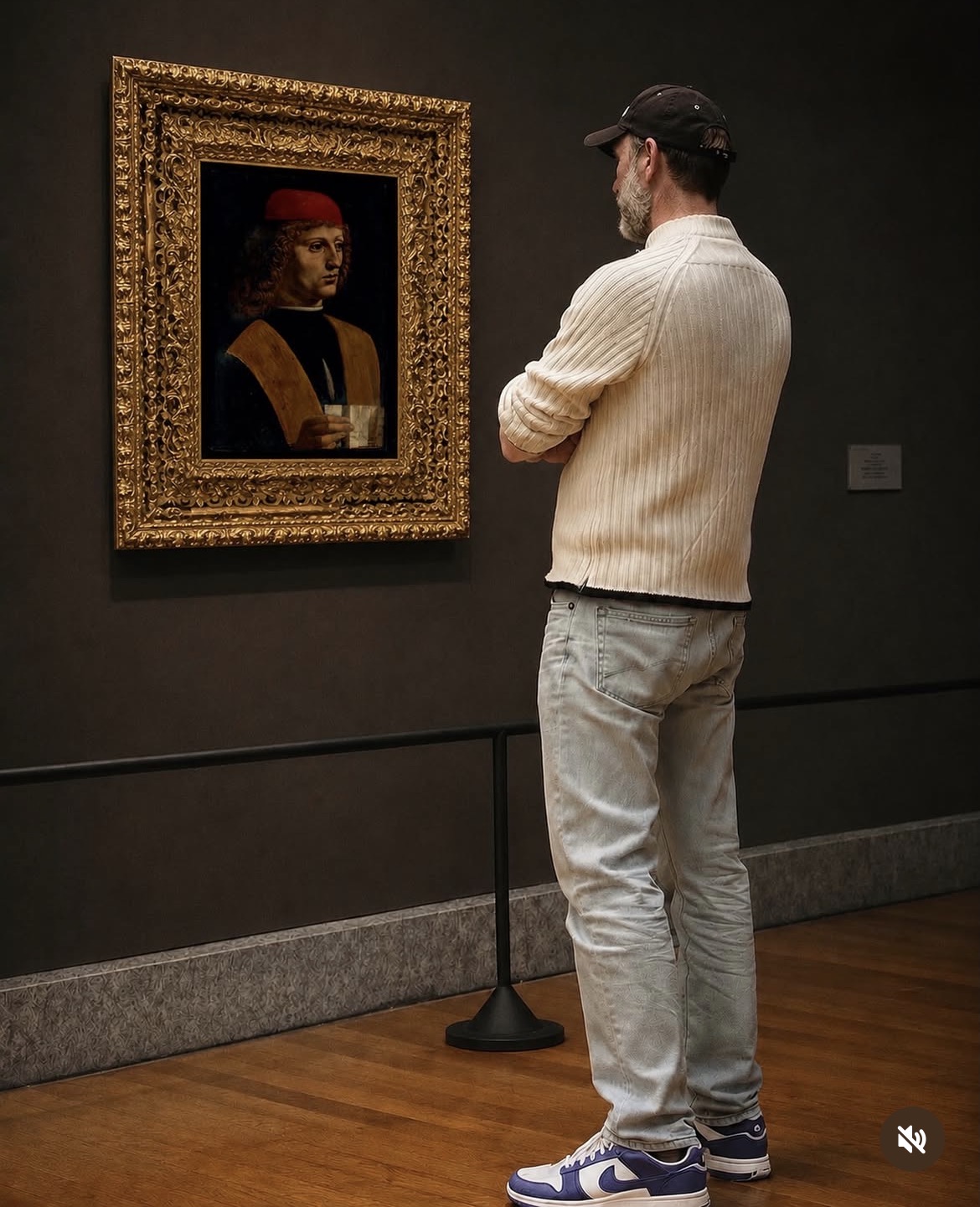 Danilo Dagradi osserva un’opera della Pinacoteca Ambrosiana