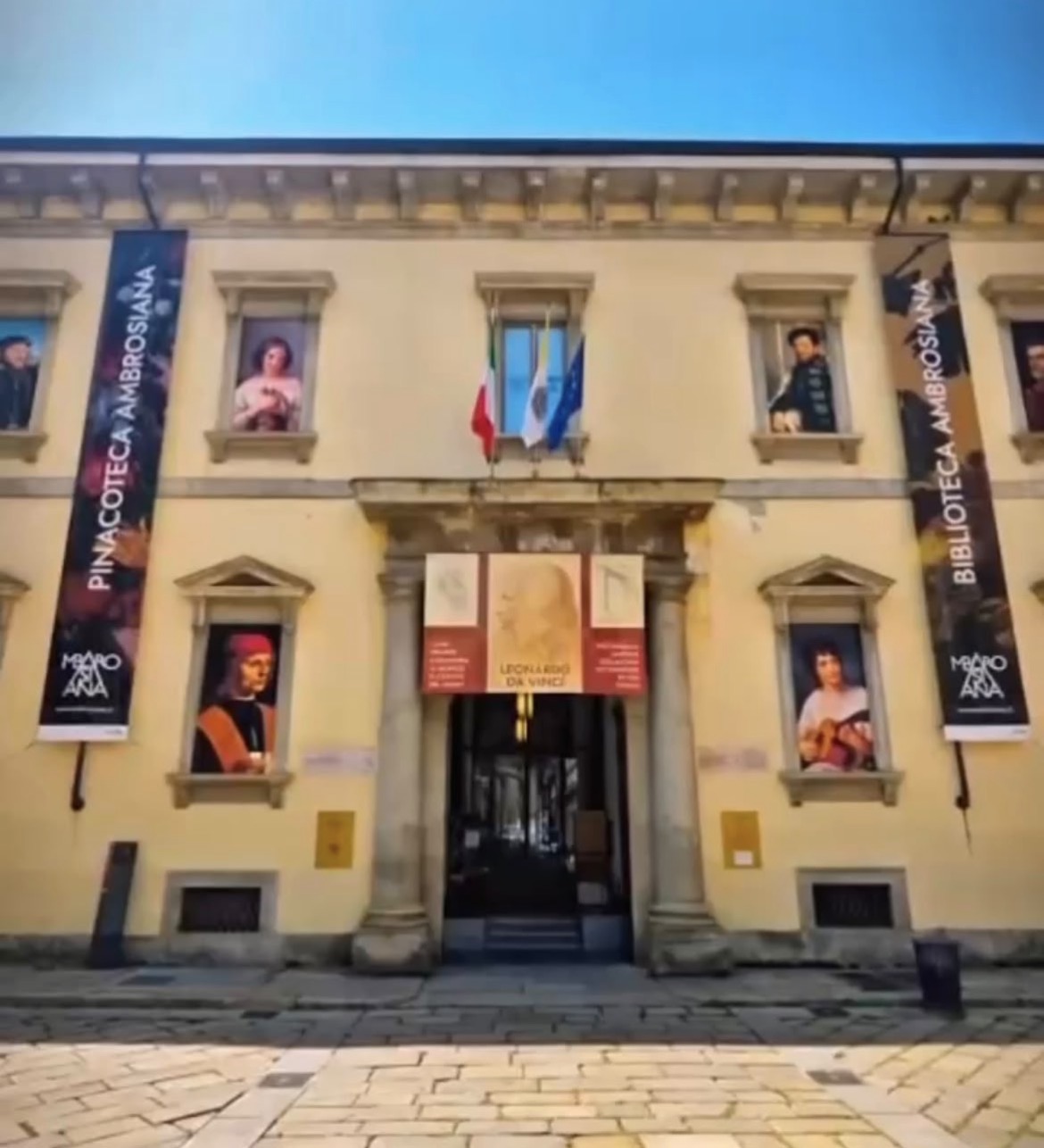 Facciata e ingresso della Pinacoteca Ambrosiana in piazza Pio XI